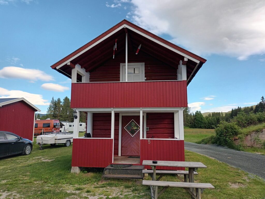 Atna Camping ved Glomma i Stor-Elvdal med oppstillingsplasser og skog i Østerdalen