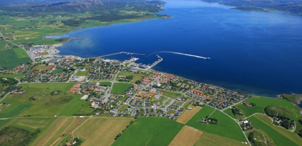 Flyfoto over Austrått Camping & Motel med Brekstad og kystlandskapet på Fosen i bakgrunnen