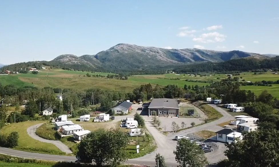 Bardal Camping ved Ranfjorden med flytebrygge, campingvogner og fjellutsikt mot Helgeland-kysten