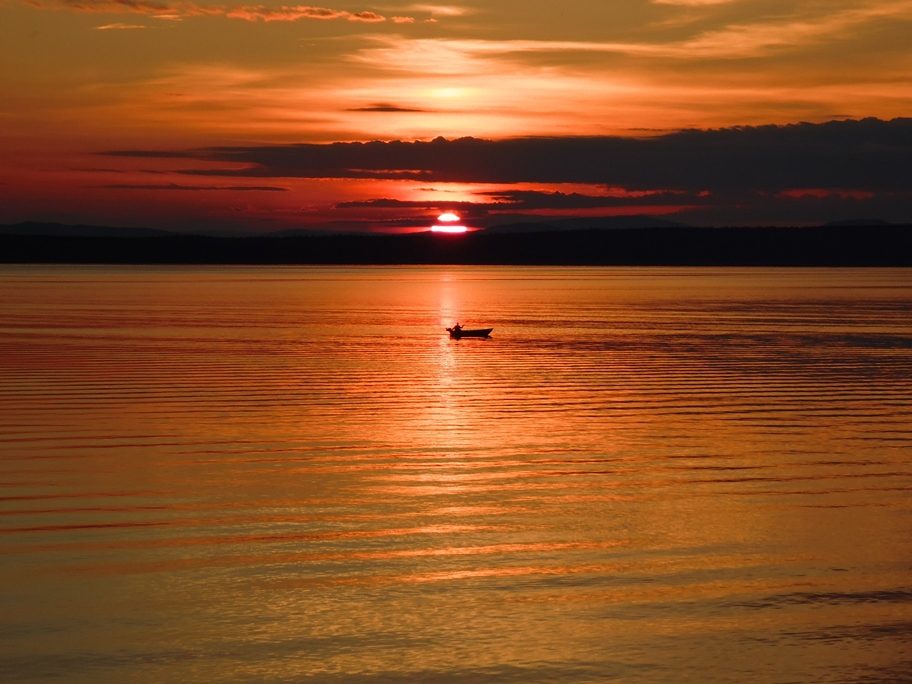 Båt ved Femunden i solnedgang ved Båtstø Camping i Elgå