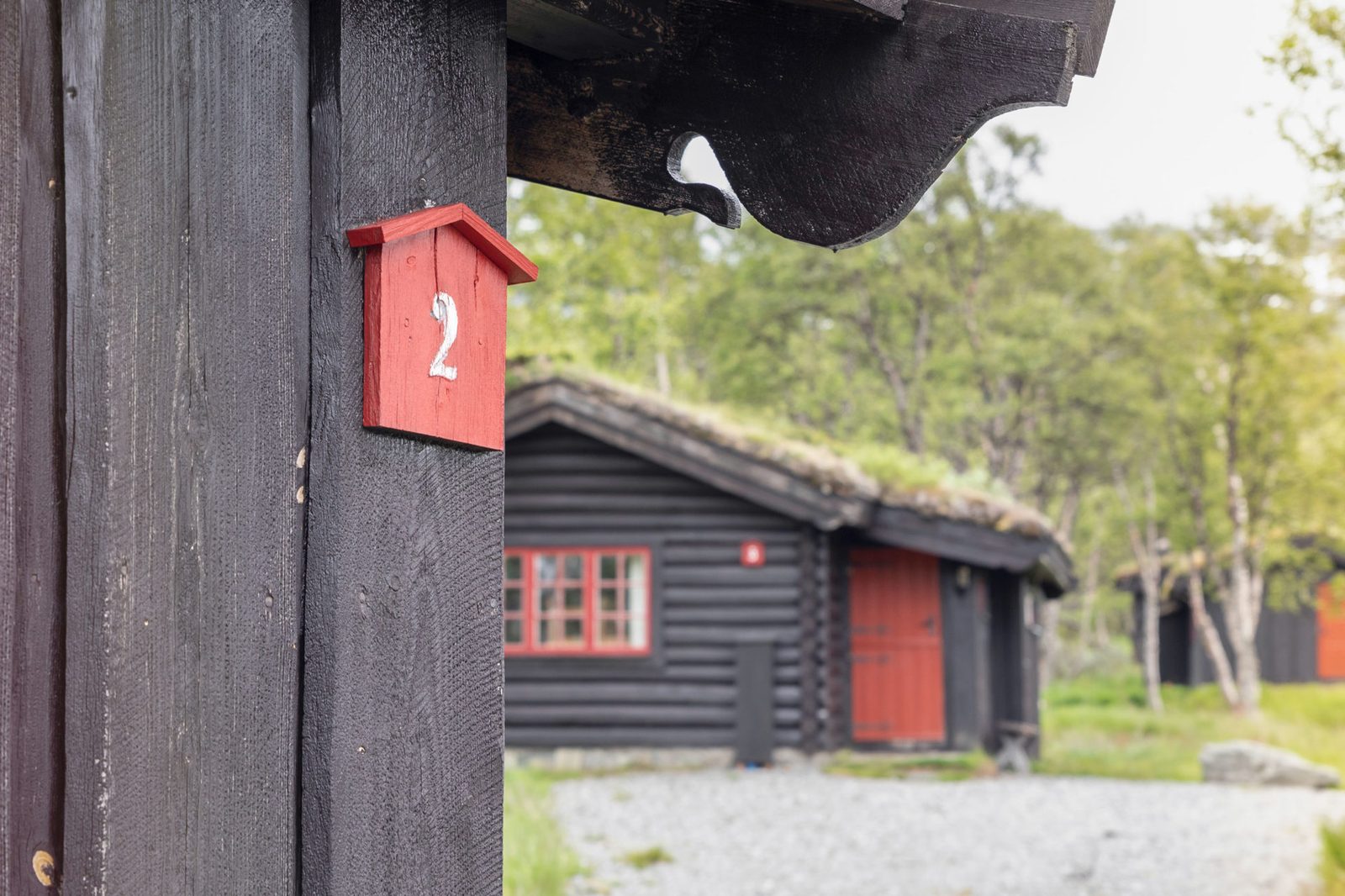 Besseggen Fjellpark Maurvangen ved Sjodalen, med hytter i bjørkeskogbelte og fjellutsikt mot Jotunheimen.