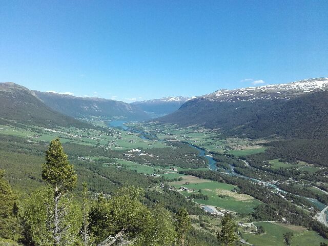 Bispen Camping i Bismo i Skjåk med hytter, elveplasser og fjellandskap mellom Breheimen og Reinheimen