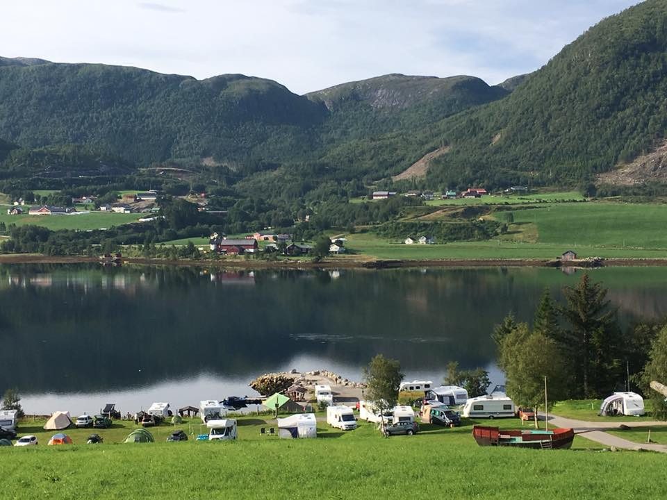 Bjølstad Camping & Hytter ved Malmefjorden i Hustadvika kommune, med utsikt mot fjorden.
