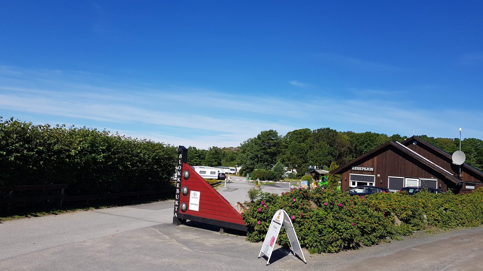Bobil parkert på sjønær campingplass med utsikt mot svaberg og Oslofjorden i Helgeroa