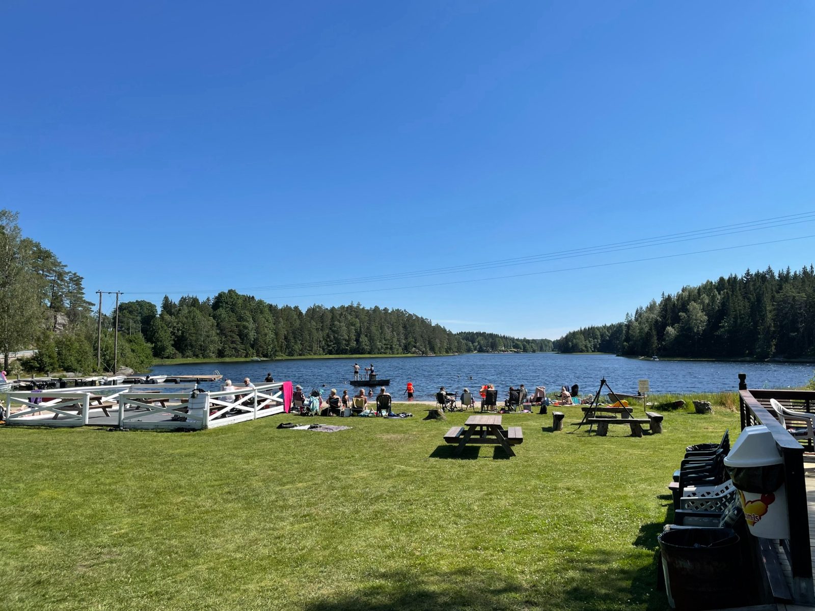 Hytter ved Kornsjøen omkranset av skog en stille sommerkveld
