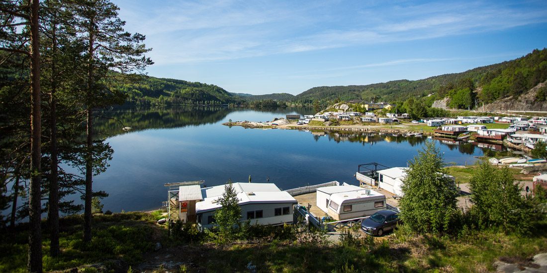 Bobiler og campingvogner på Bornes Camping med utsikt mot Kilefjorden i Setesdalen