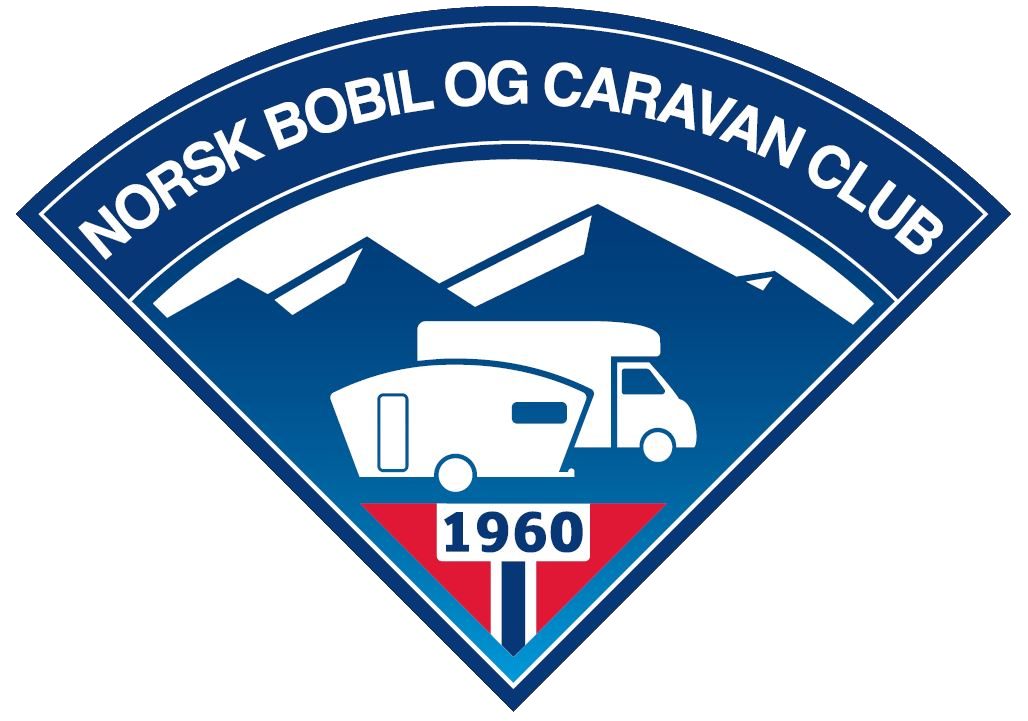 Borre Familiecamping ved Oslofjorden med campingvogner og bobiler mellom trær og sjø