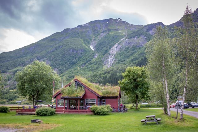 Bøyum Camping ved Fjærlandsfjorden med Jostedalsbreens armer i bakgrunnen