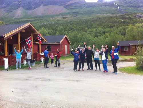 Brennfjell Camping ved E8 i Skibotn i Nord-Troms med fjell i bakgrunnen