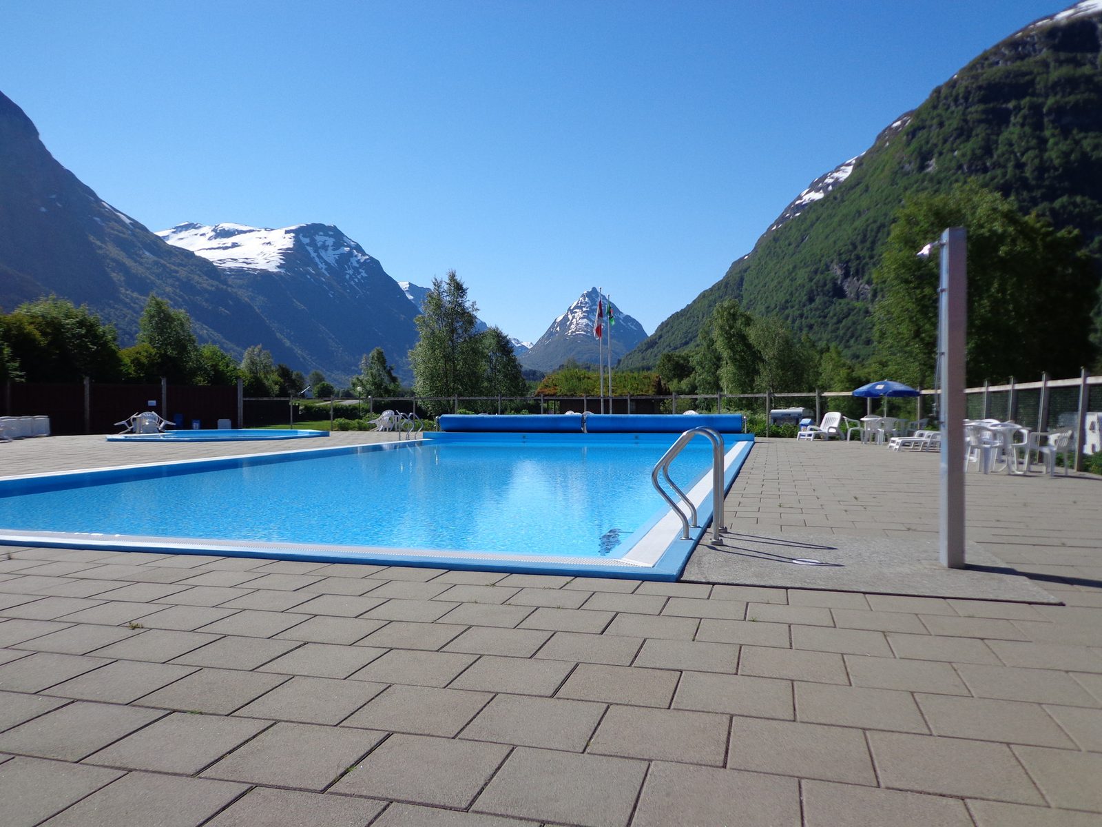 Byrkjelo Camping med oppstillingsplasser ved elva og utsikt mot fjellet Eggenipa i Gloppen, Nordfjord.