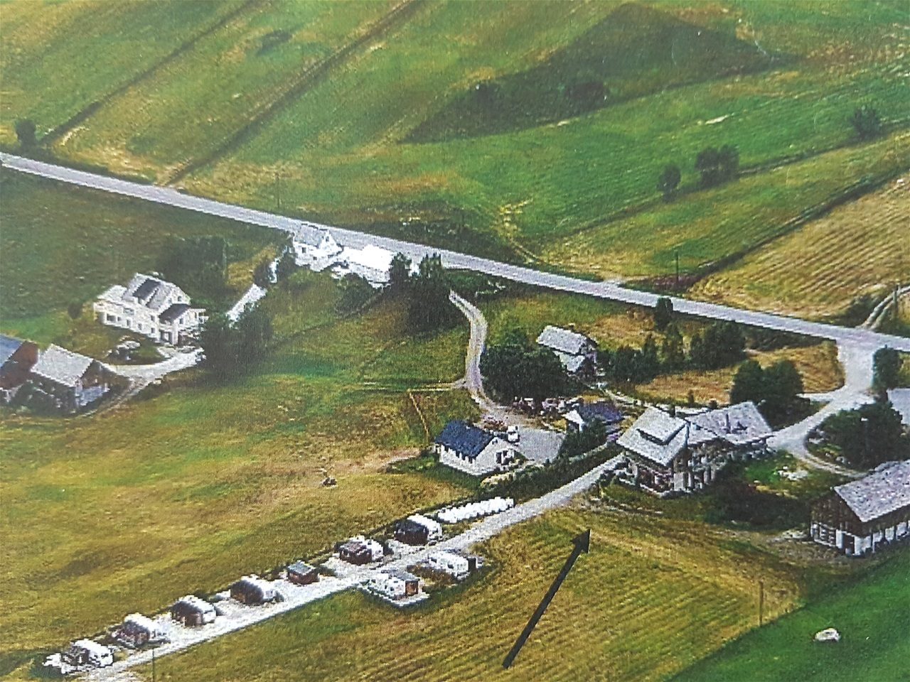 Bystøl Camping i Myrkdalen med campingvogner og spikertelt mot snødekte fjell ved Myrkdalen Fjellandsby