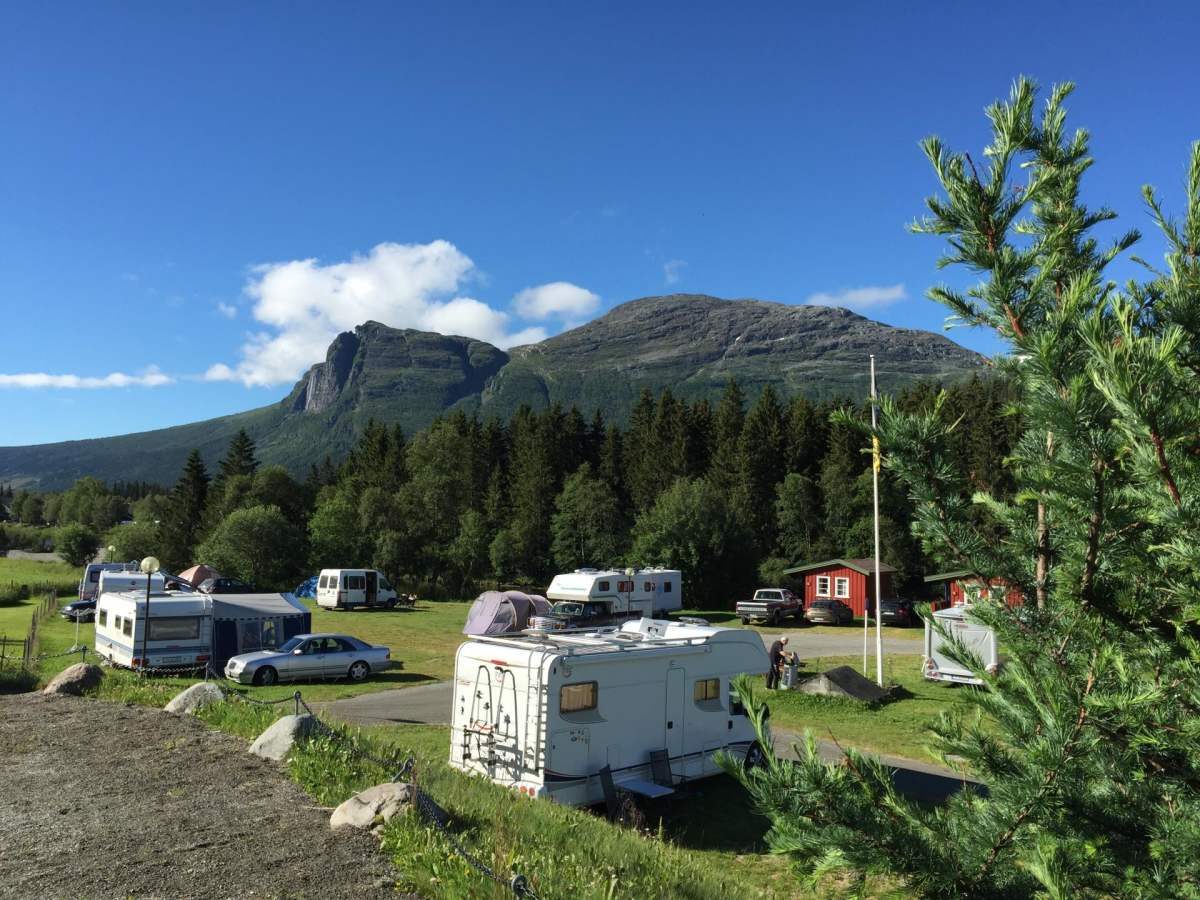 Elvely Camping på Ulsåk i Hemsedal med små hytter og fiskeelva Heimsil i forgrunnen.