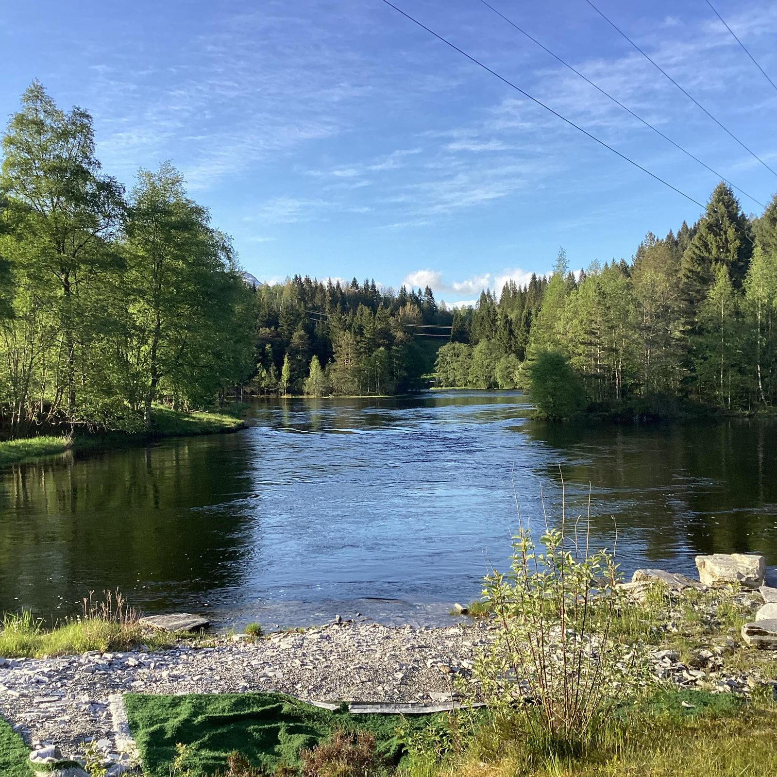 Endestad Camping ved Storelva i Eikefjord med hytter og elveutsikt