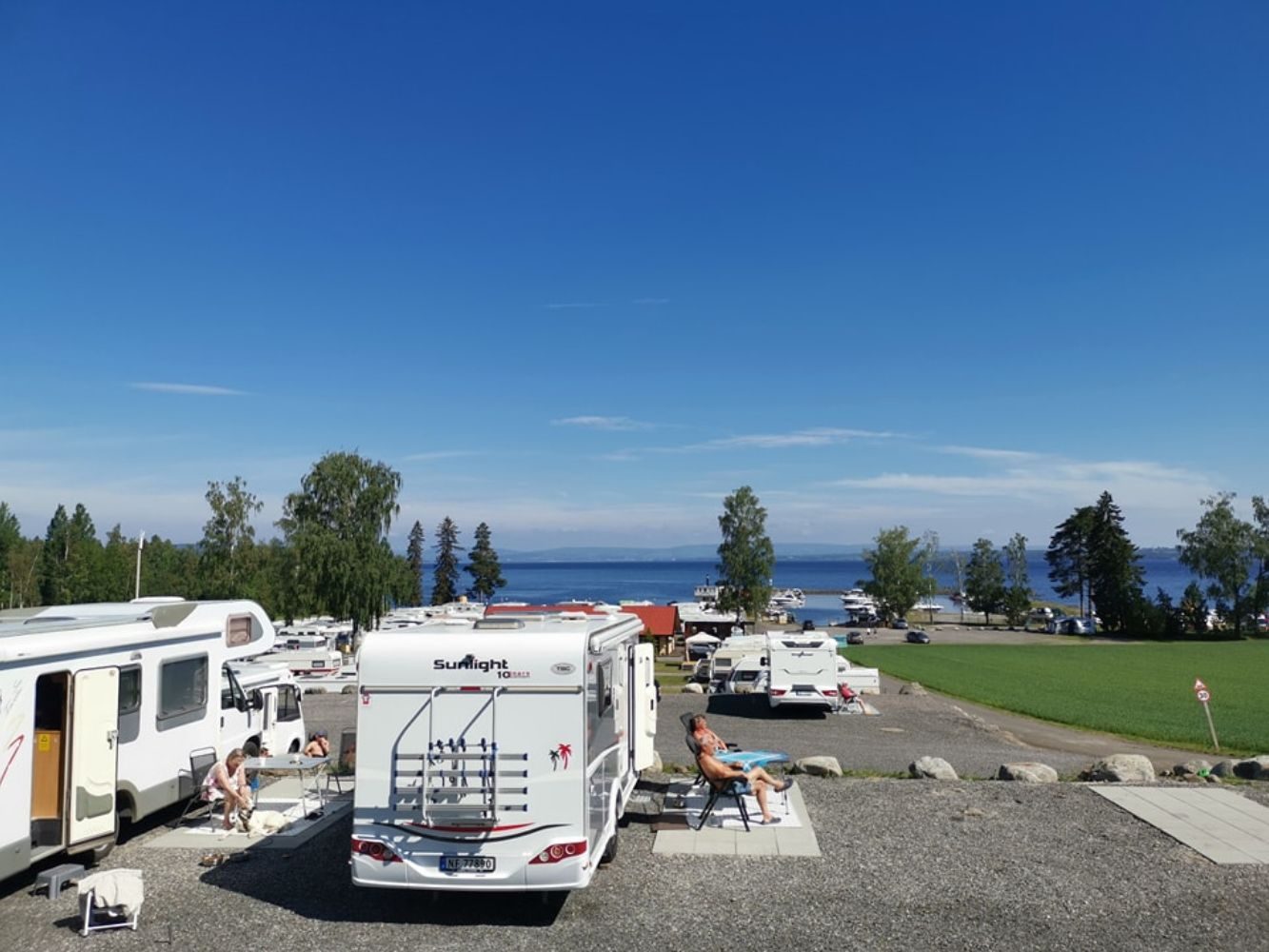 Bobilplass og fellesareal på Evjua Strandpark i Totenvika