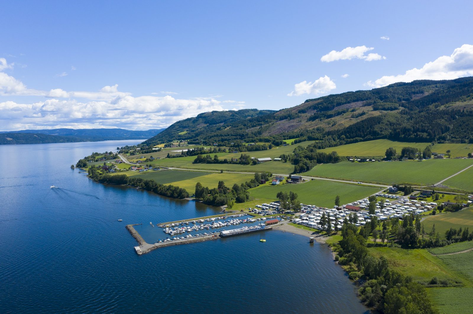 Drone-bilde av Evjua Strandpark og Mjøsa sett fra luften