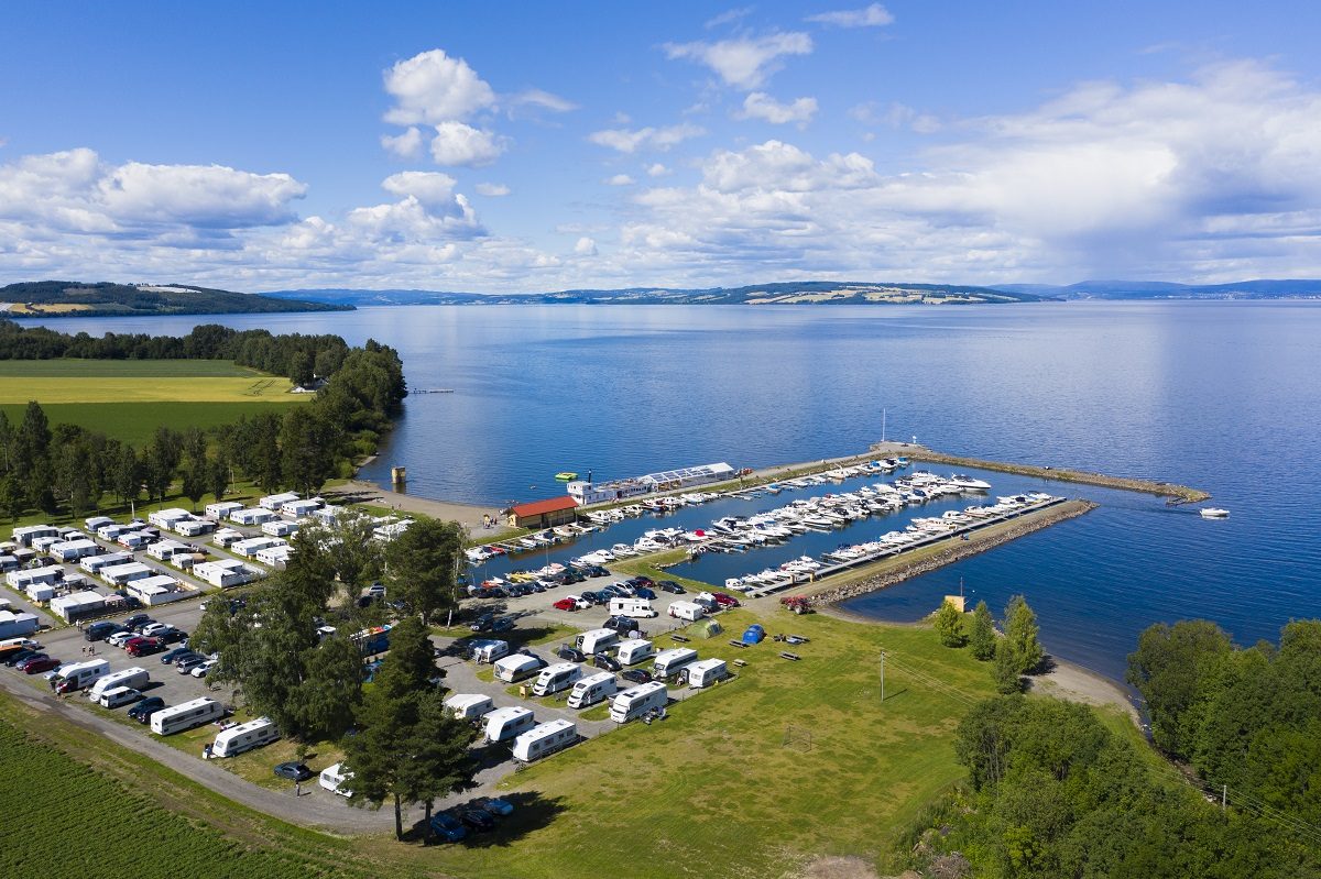Drone-bilde over båtliv og strand ved Evjua Strandpark
