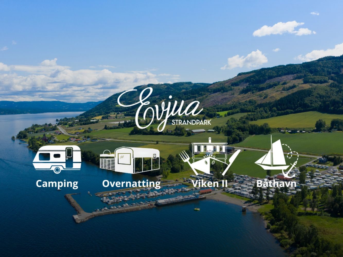 Evjua Strandpark ved Mjøsa med strandpromenade og bobilplasser i sommerlys