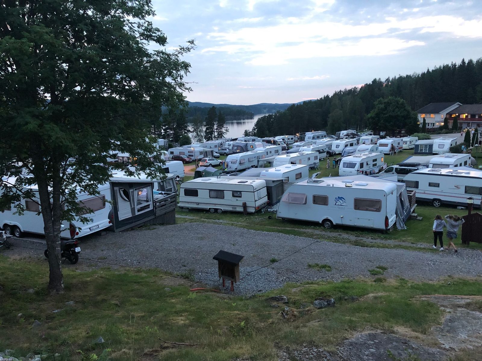 Fangekasa Misjonssenter med campingvogner ved Aremarksjøen