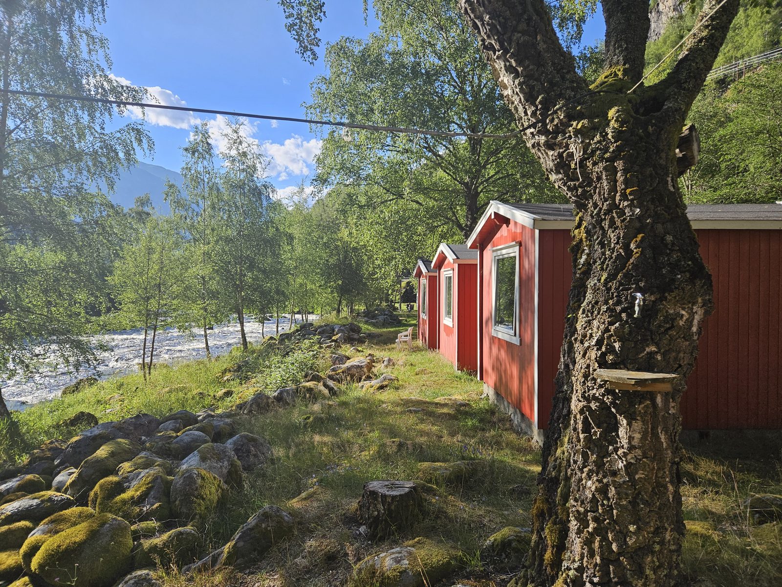 Finnasteinflaten Camping i Ovre Eidfjord med elv, lekeplass og hytter mellom fjellene