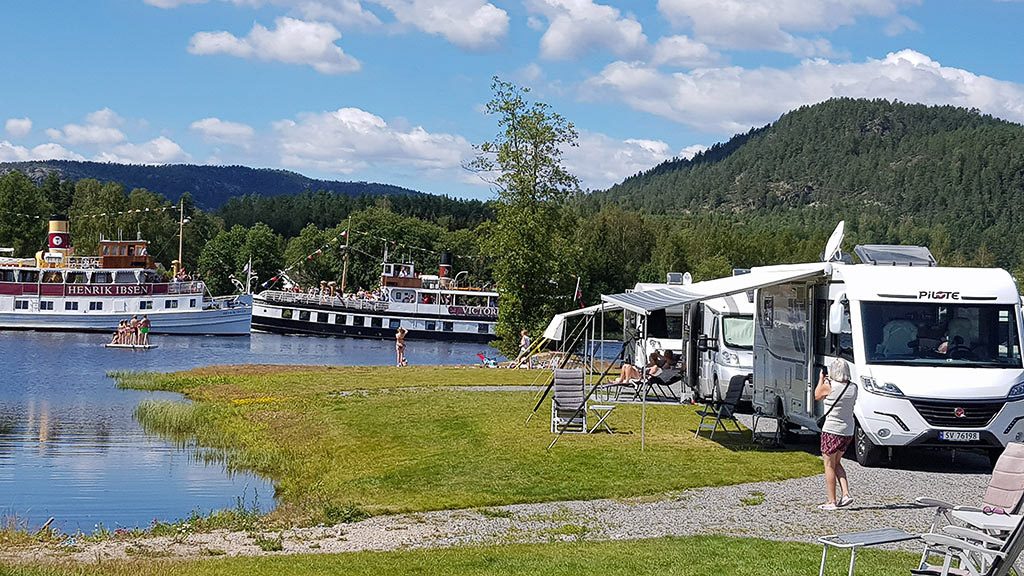 Bobil parkert ved Lunde sluse og Telemarkskanalen i sommerkveld