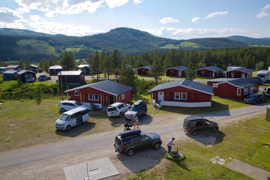 Fjellsyn Camping på Dalholen i Folldal med fjellandskap og bobiler