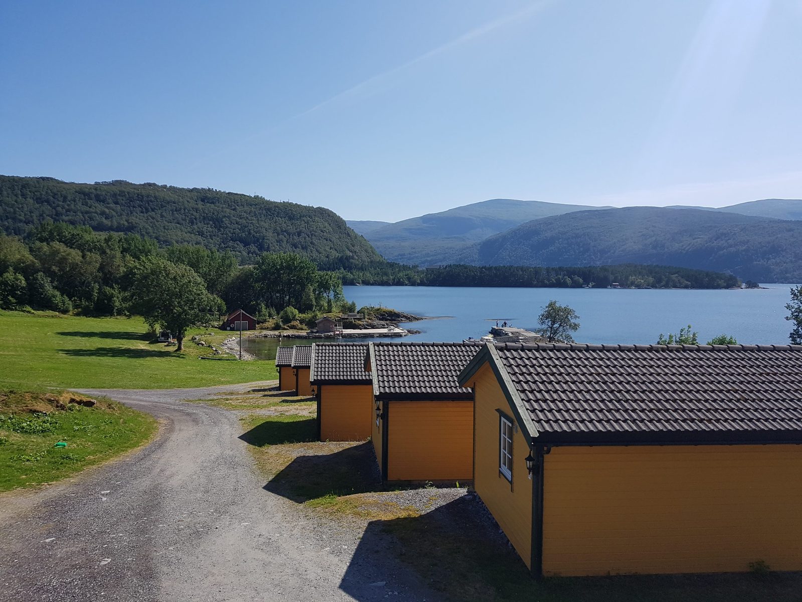 Hytter med utsikt over Nordfjord på Fjordsight Resort i Bryggja