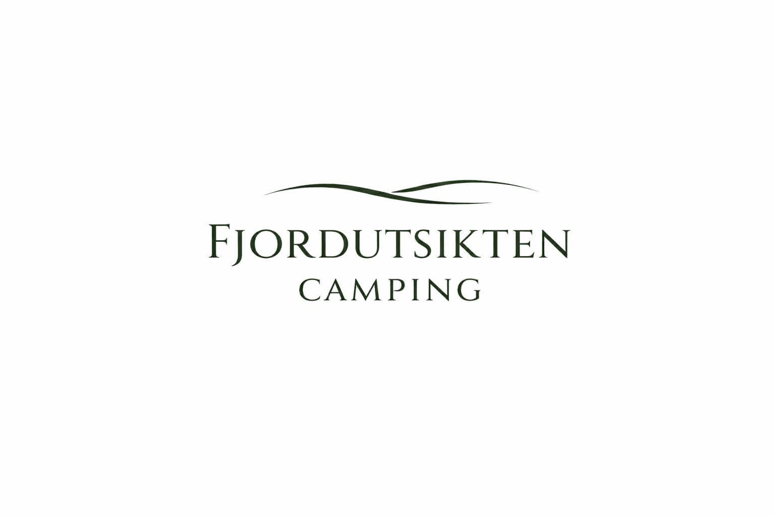 Fjordutsikten Camping ved Porsangerfjorden i Lakselv, med motellbygg og bobilplasser i forgrunnen