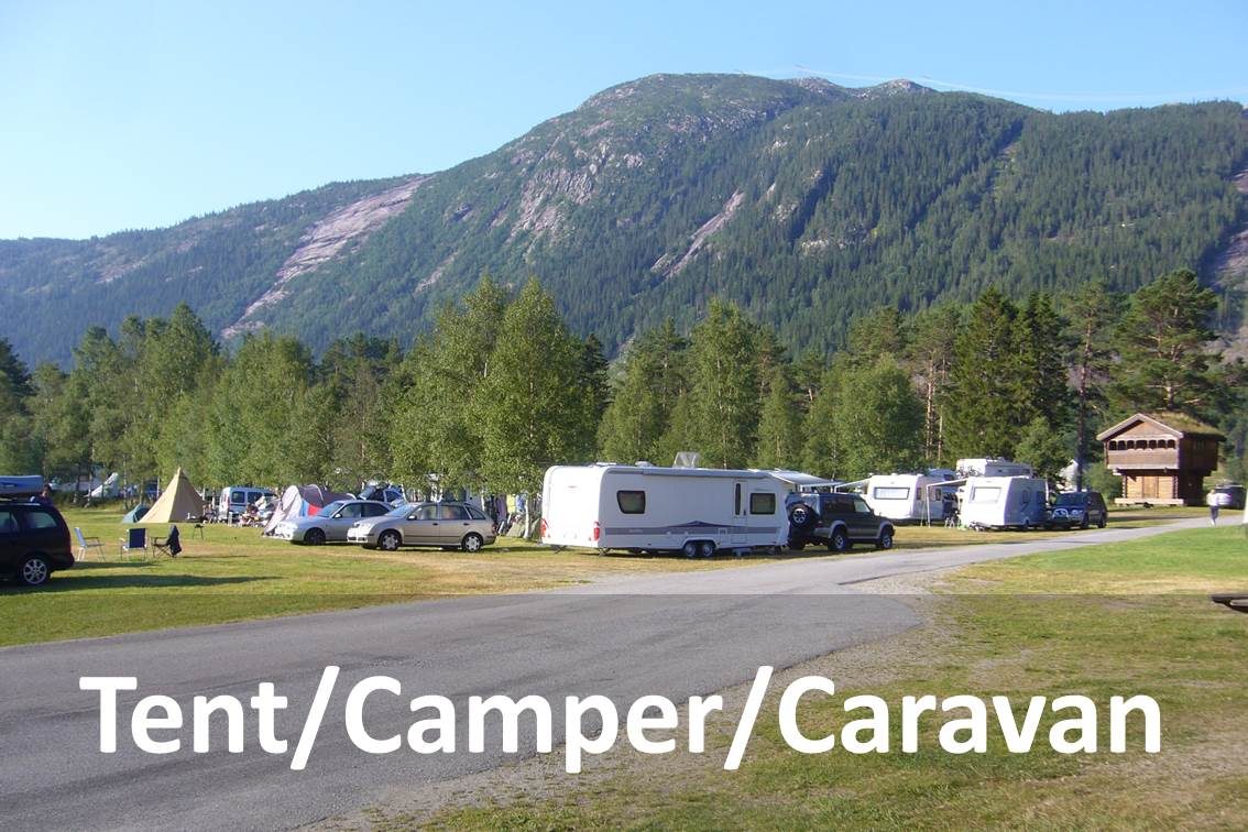 Telt, bobiler og campingvogner ved elvebredden av Otra på Flateland Camping og Hyttesenter i Valle