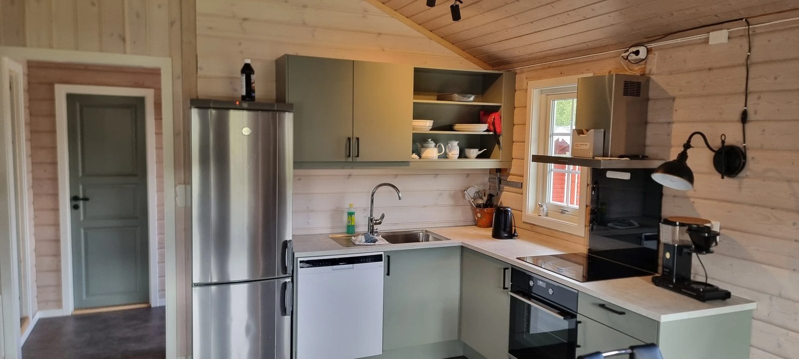 Garen Camping ved elva Bjoreio i Eidfjord med hytter og campingområde under Hardangervidda