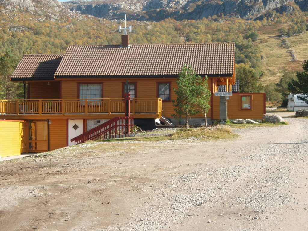 Giljastølen Camping ved Giljastølsvatnet i Dirdal med fjell og bobiler på terrassert plass