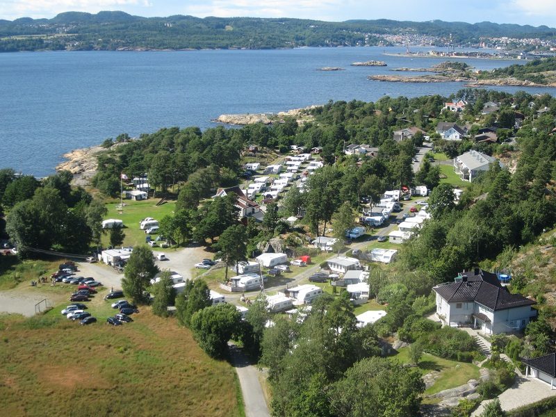 Sandstrand og badebrygge ved Larviksfjorden på Gon Camping