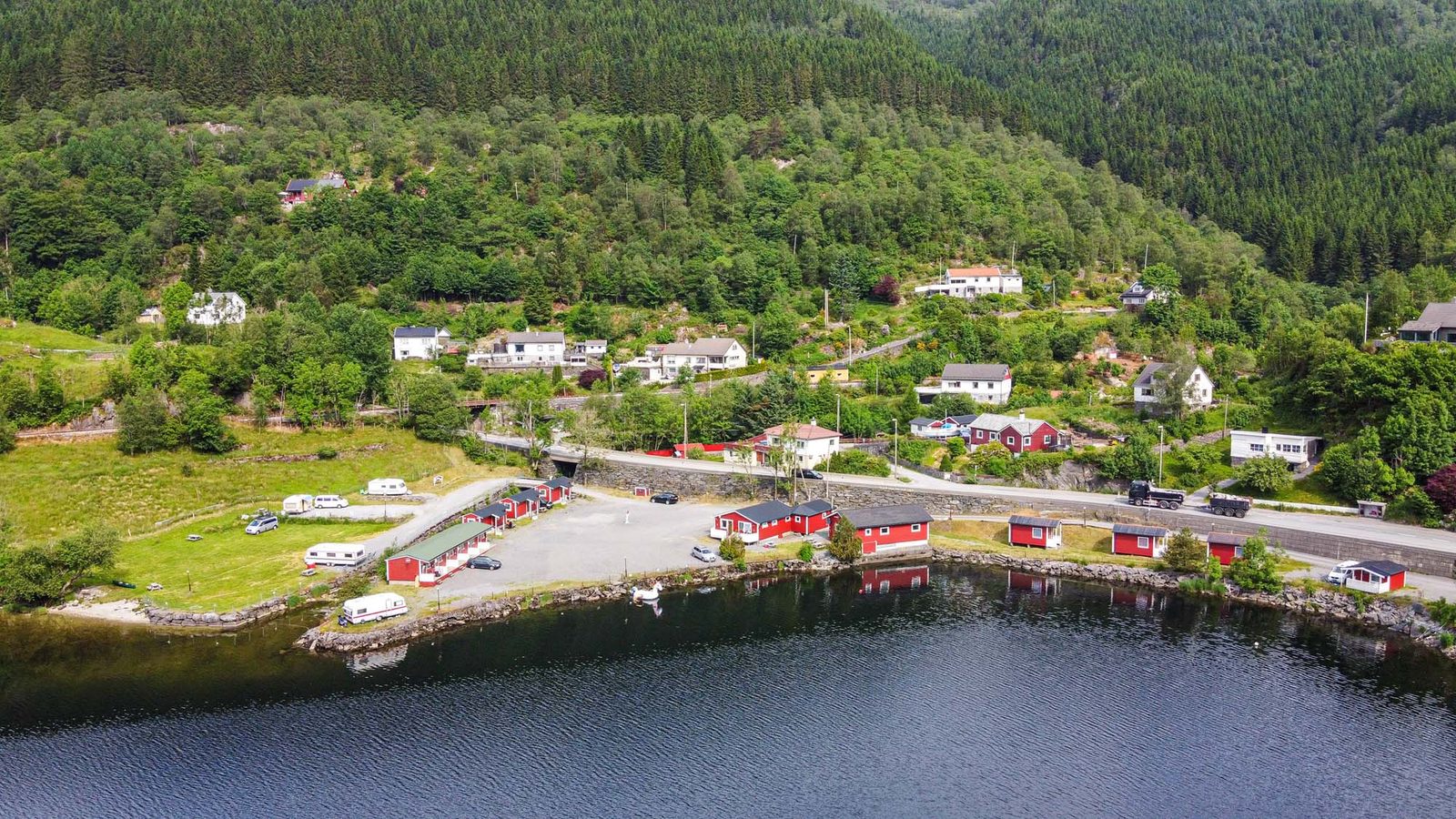 Grimen Camping i Nesttun ved Grimevatnet med hytter, fjellutsikt og innsjø i forgrunnen