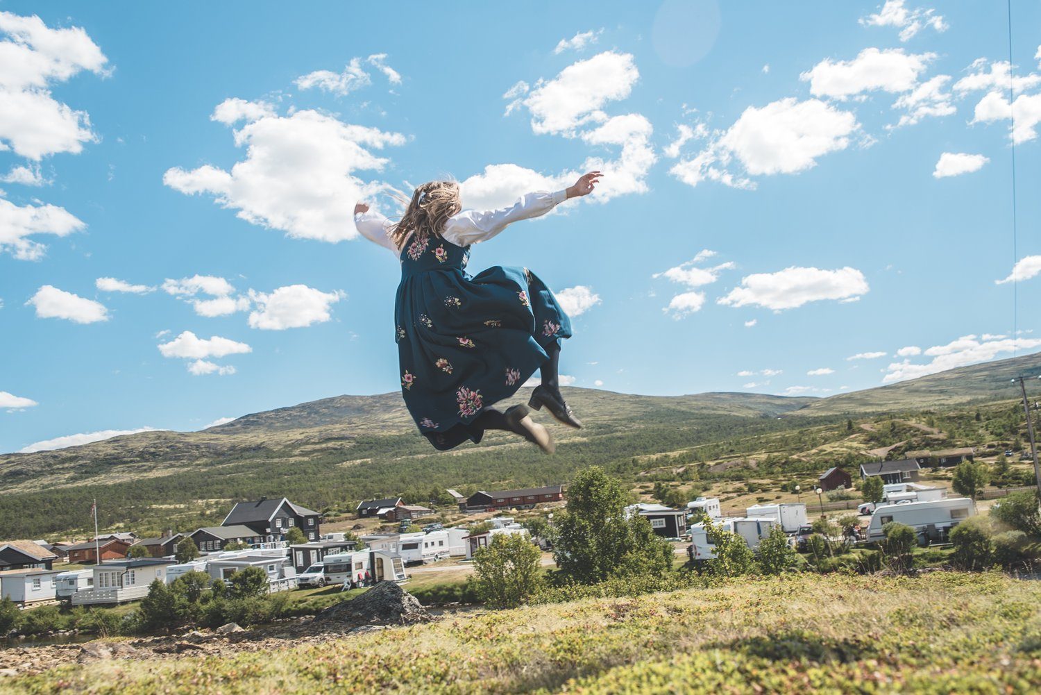 Hageseter Turisthytte ved E6 på Dovrefjell, med fjellandskap og campingplass i forgrunnen
