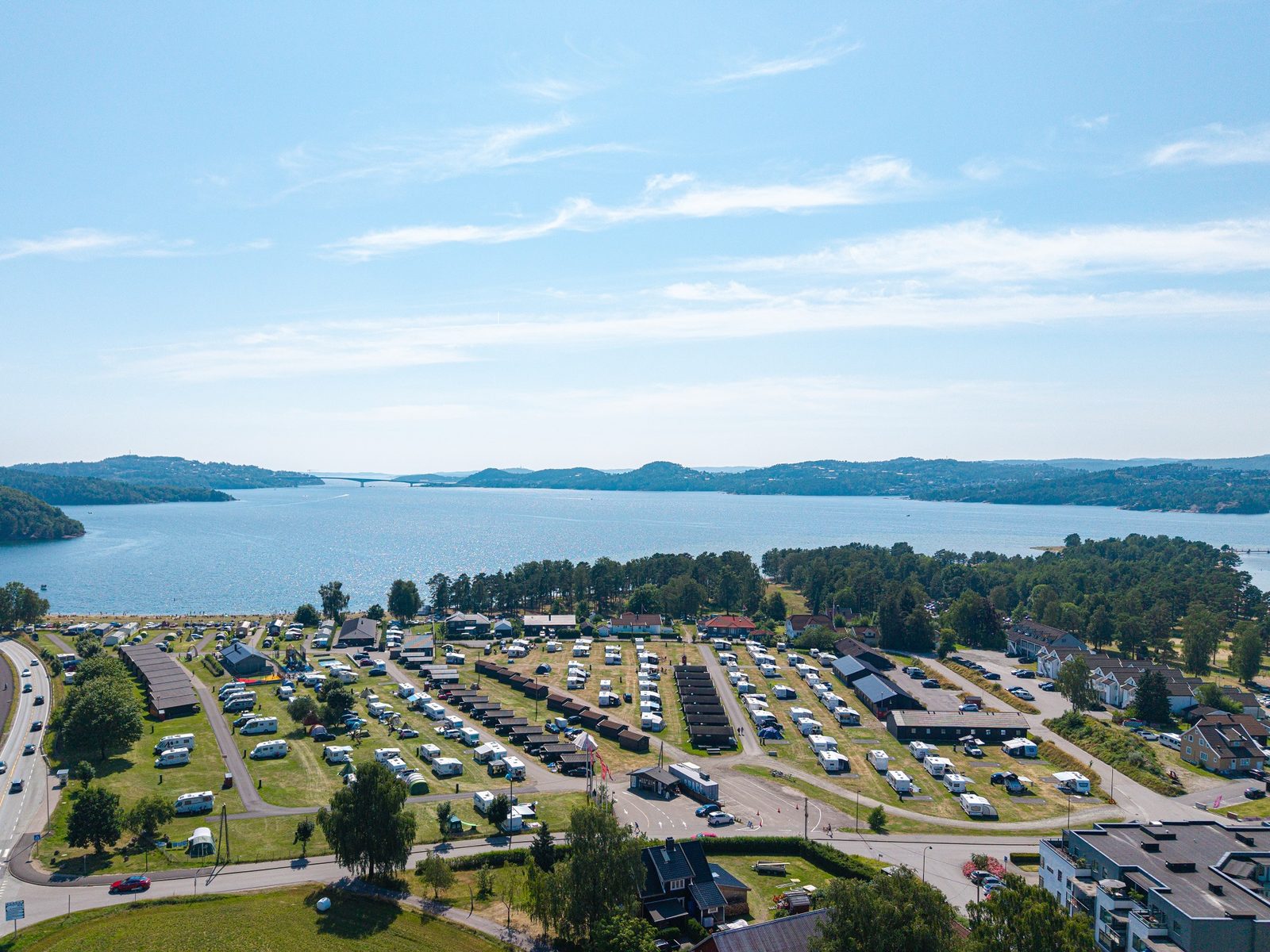 Luftfoto av Hamre Familiecamping med oppstillingsplasser og Topdalsfjorden bak