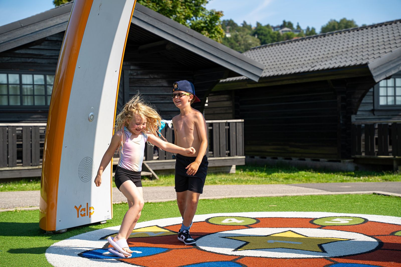 Barn som danser under den interaktive lekebuen på Hamre Familiecamping