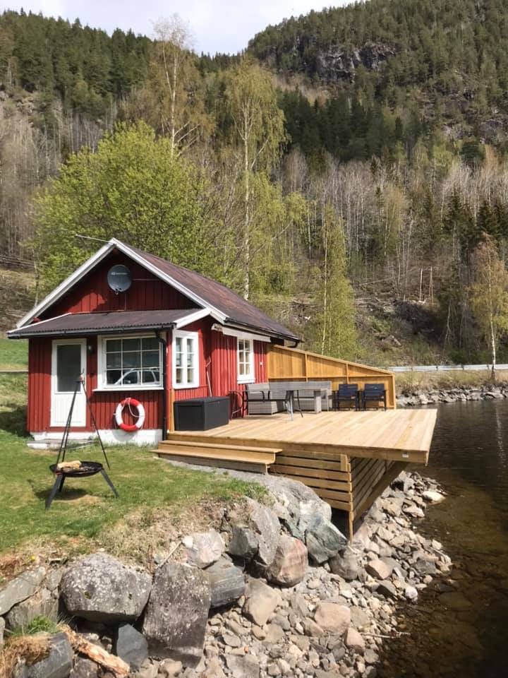 Strandlinjen ved Hegelandsodden Hytter og Camping med utsikt over Vråvatn