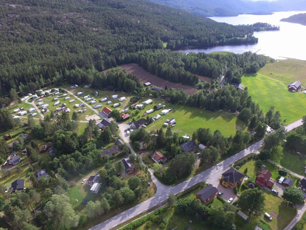 Hegna Camping i Seljord i Telemark med hytter, bobiloppstilling og badeplass ved elven på grensen mellom Bø og Seljord.