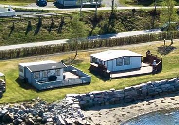 Caravanplasser og hytter ved Herje Caravan og Hyttesenter med utsikt over Langfjorden i Romsdalen