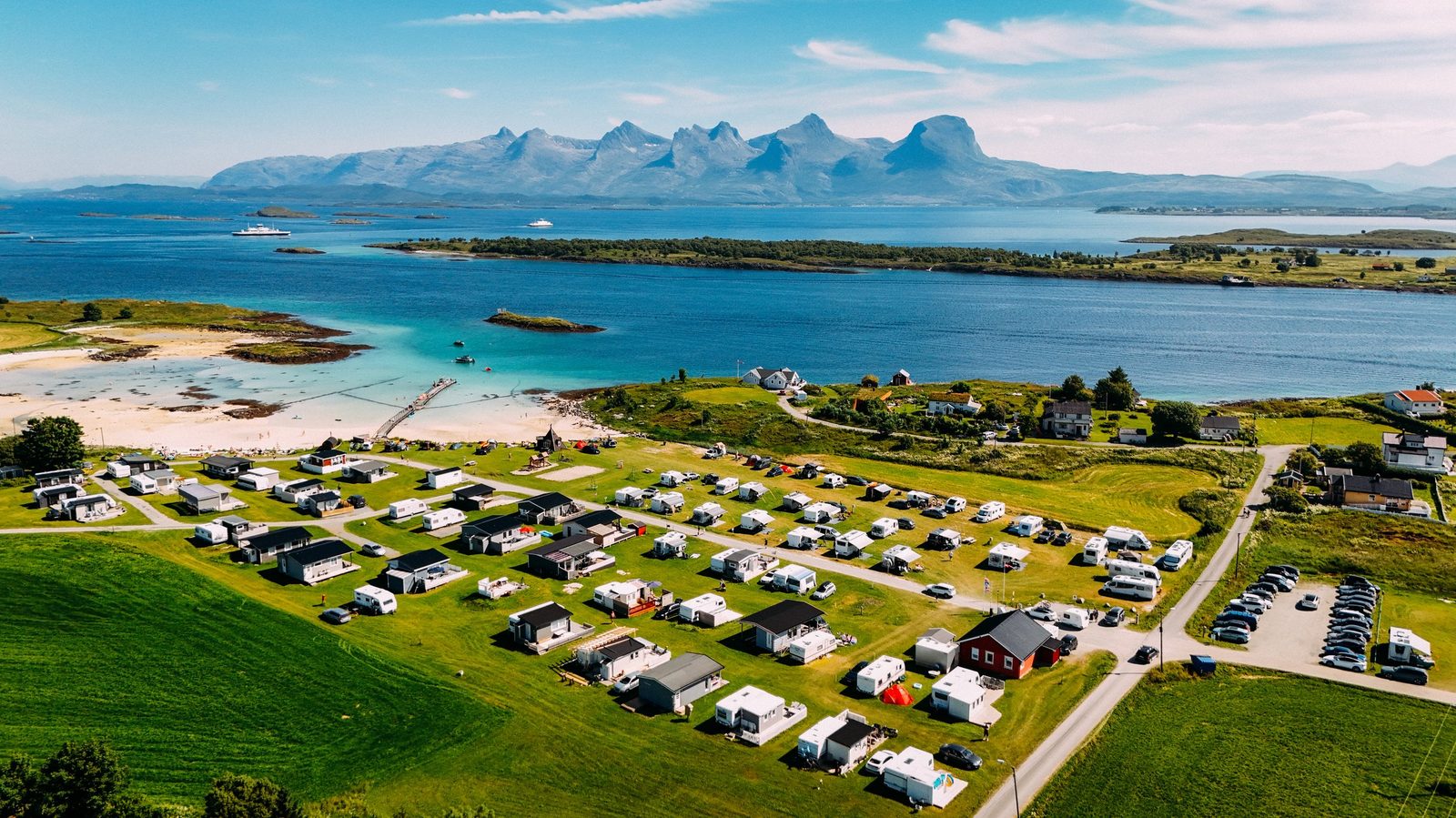 Herøy Caravan dronefoto med campingvogner og bobil ved havet på Tenna