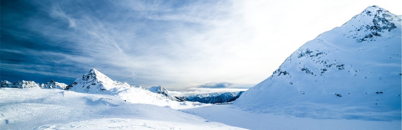Høimyr Fjellcamping med bobiler og vogner på snødekt fjellplatå på Fagerfjell i Flesberg