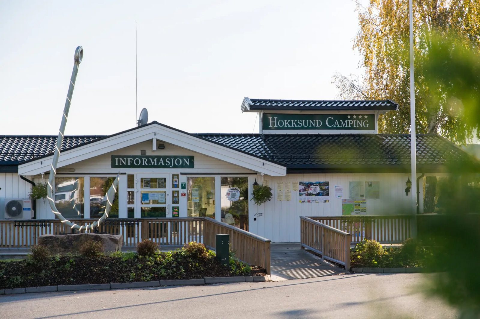 Resepsjonen ved Hokksund Camping med Drammenselva i bakgrunnen