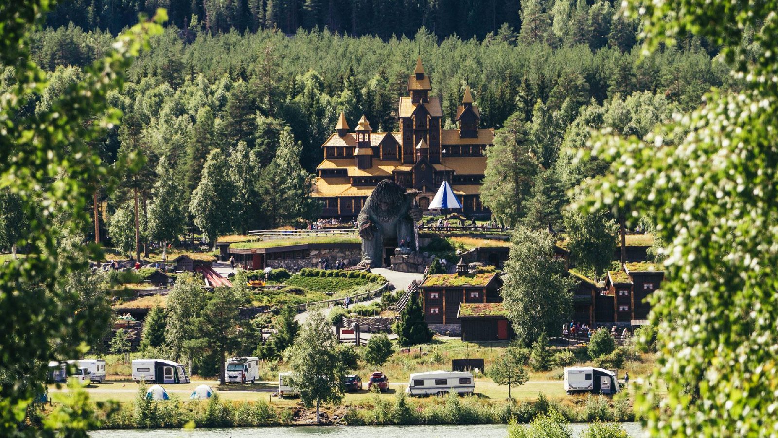 Hunderfossen Camping ved Gudbrandsdalslågen — campingplass like ved Hunderfossen Eventyrpark i Lillehammer