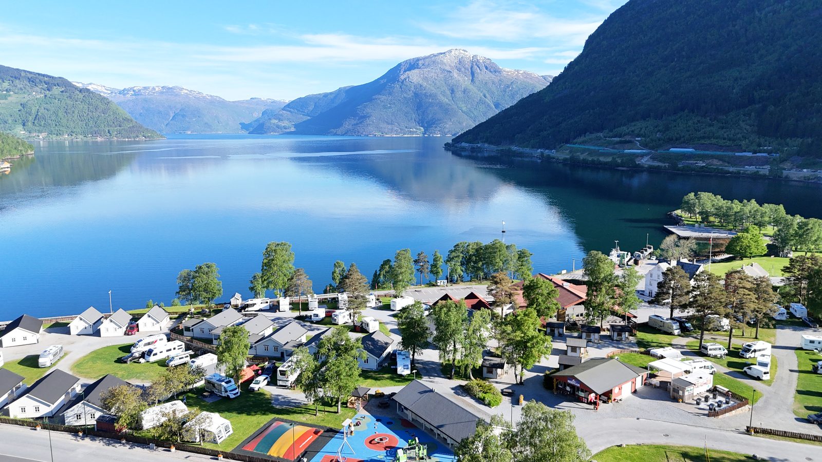 Übersichtsbild von Kinsarvik Camping und dem Hardangerfjord
