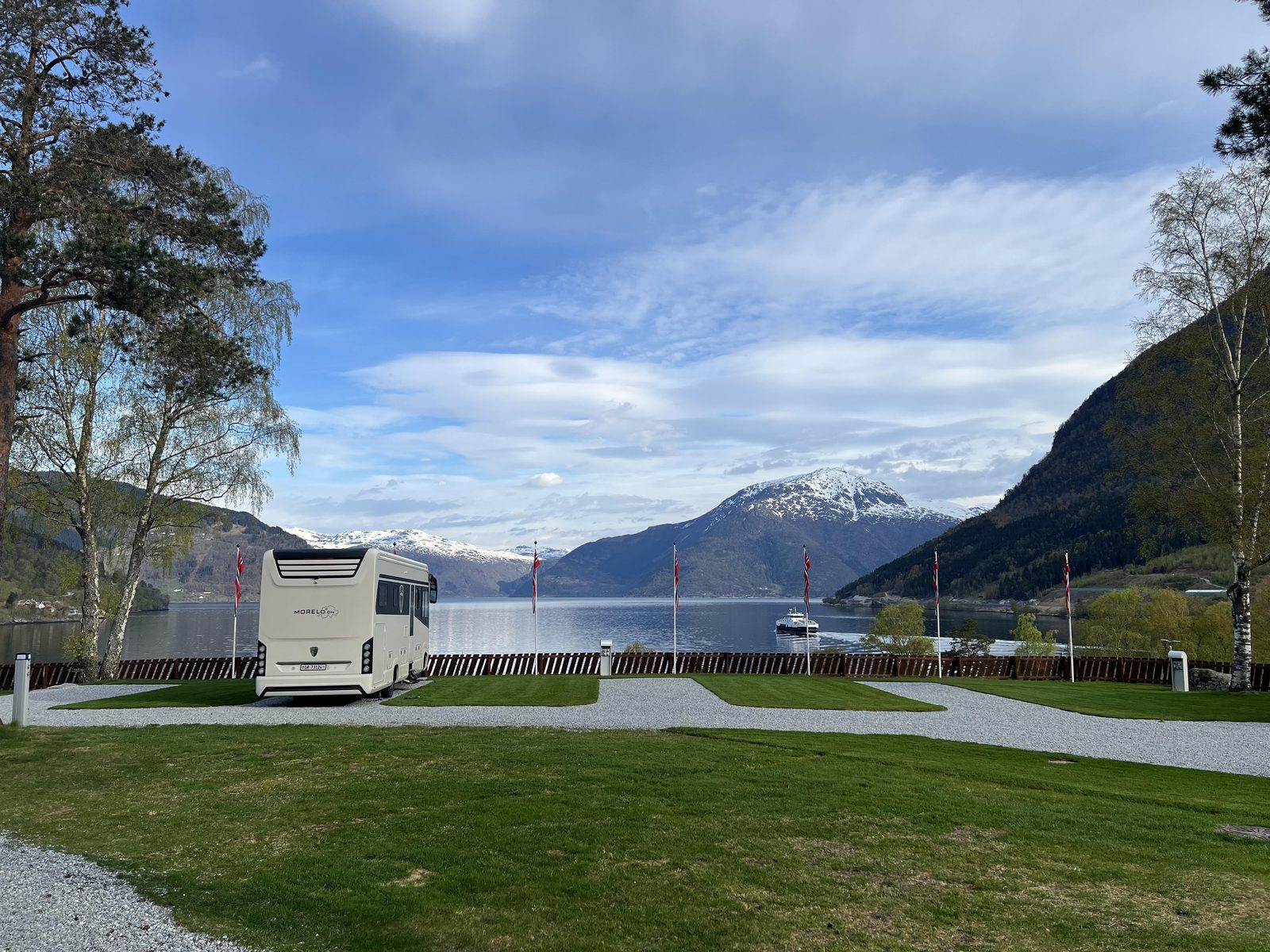 Wohnmobilstellplätze Nummer 22–25 auf Kinsarvik Camping