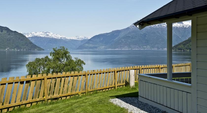Blick über den Hardangerfjord von Kinsarvik Camping