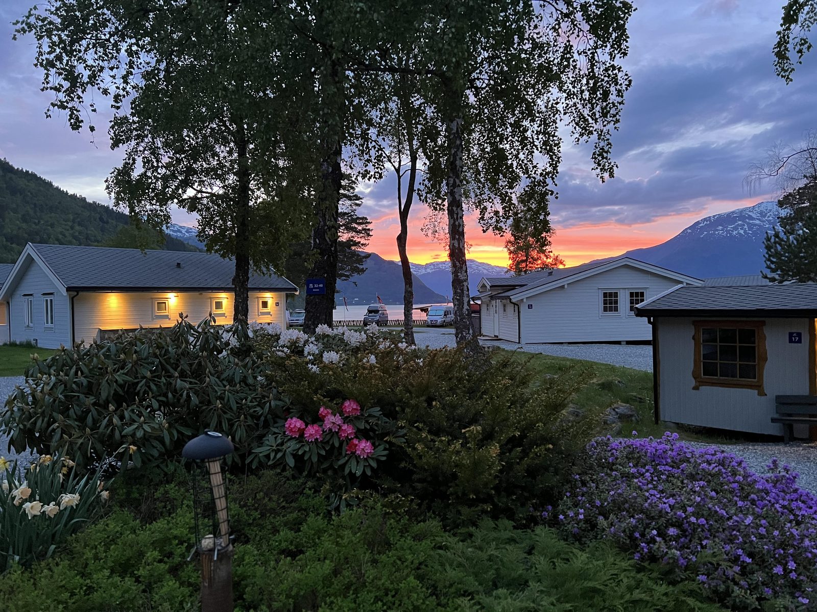 Kinsarvik Camping ved Hardangerfjorden med hytter og fjell i bakgrunnen