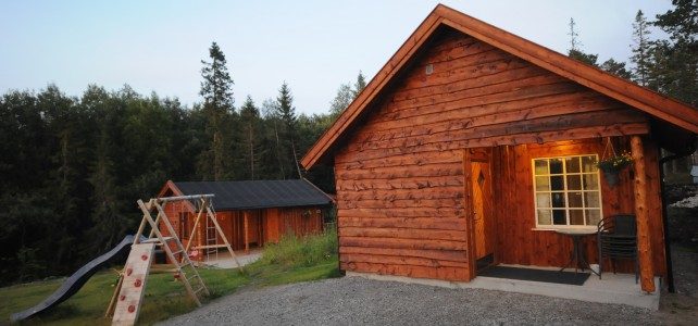 Hytter og oppstillingsplasser på Kolvereid Familiecamping med Namdalskysten i bakgrunnen