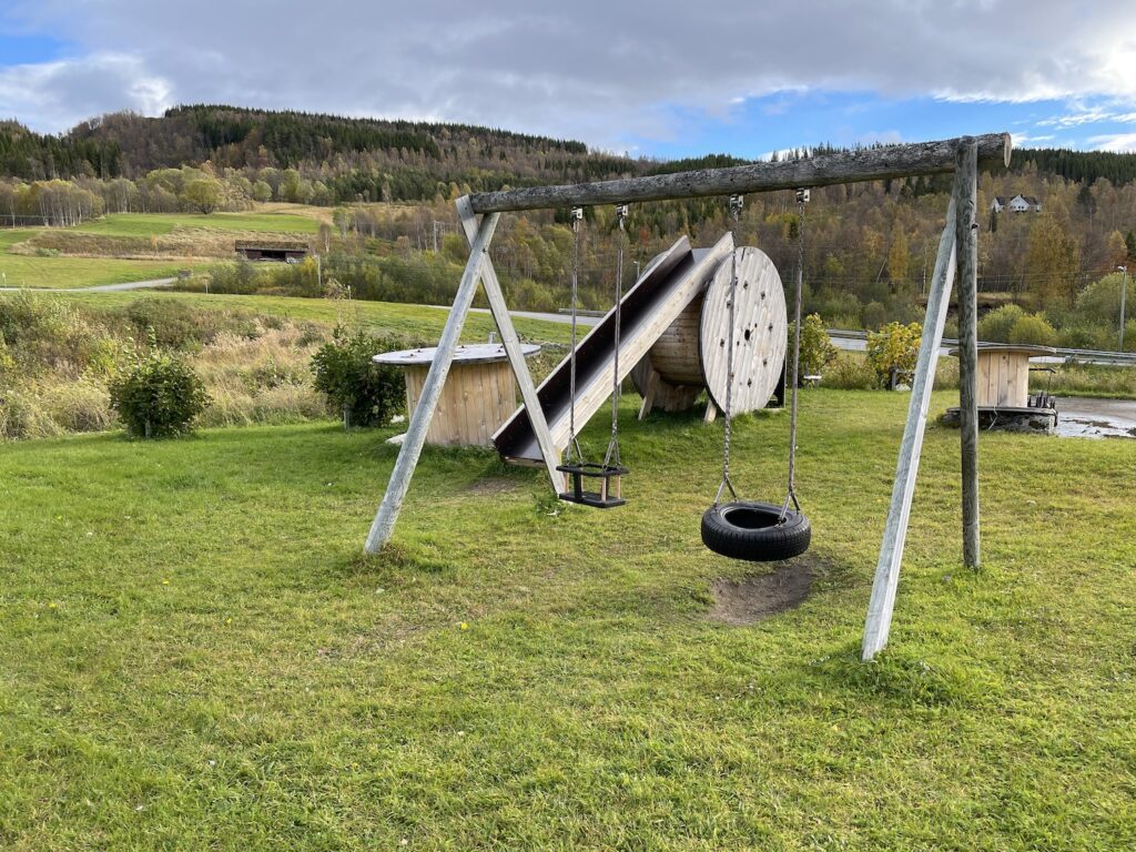 Tunet og lekeplassen på Krogstadtunet Camping i Sørreisa i Troms
