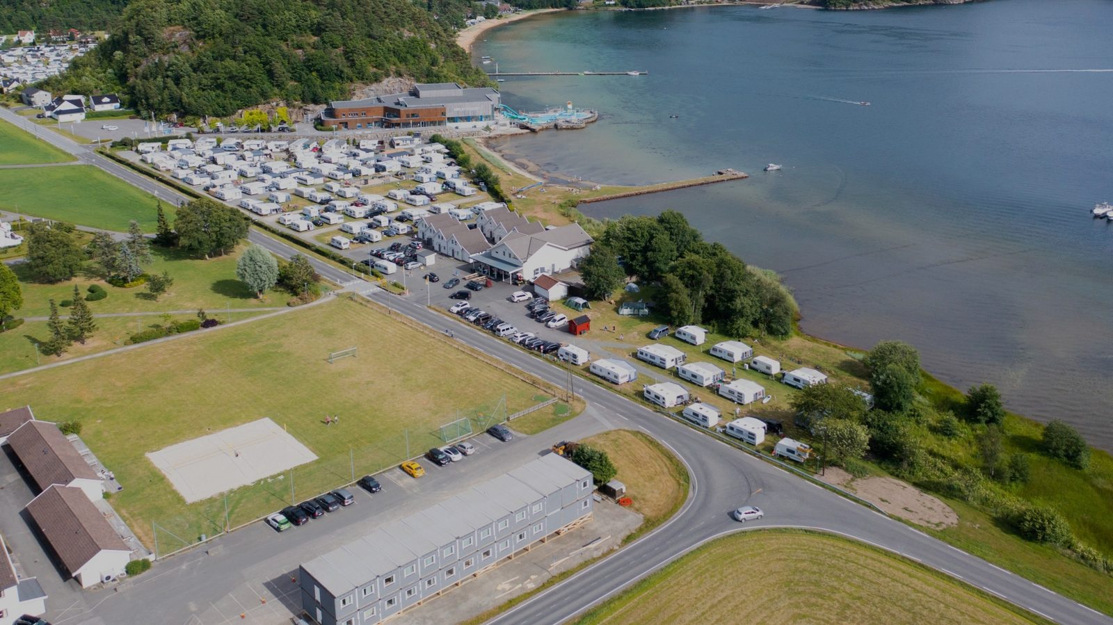 KVS-Camping ved Rosfjorden i Lyngdal — campingplass med sandstrand og plasser for telt, vogn og bobil.