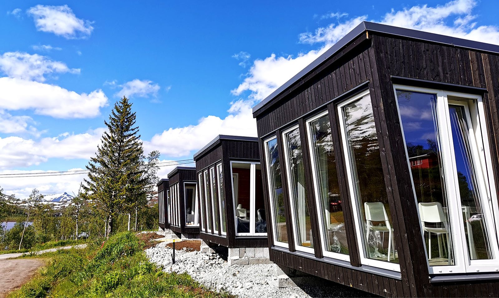 Lapphaugen Turiststasjon ved E6 med Spanstind i bakgrunnen